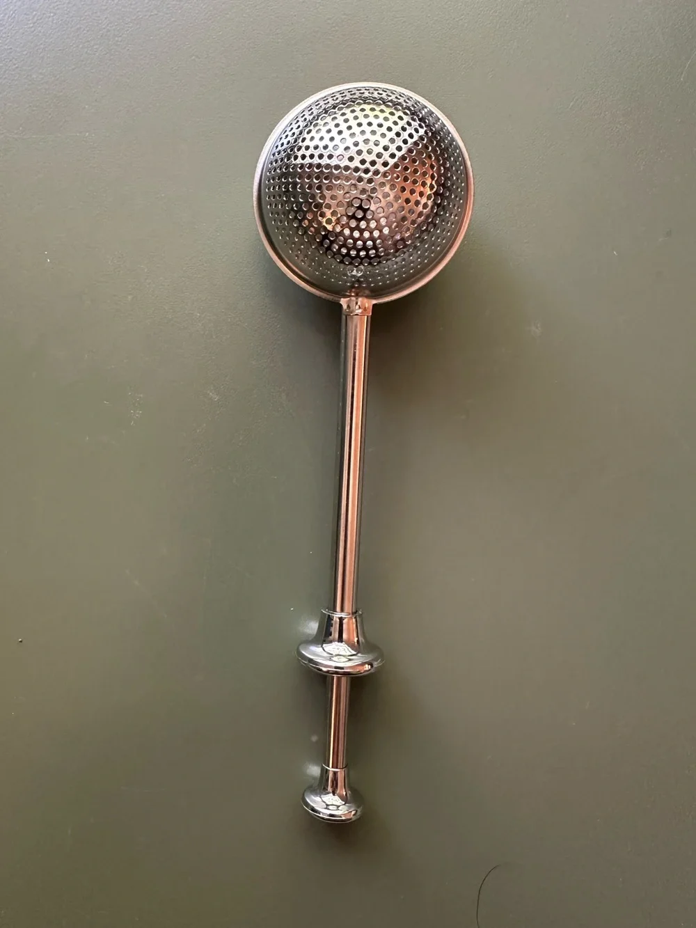 Sliding metal tea infuser